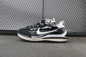 [Image: sacai-x-nike-vaporwaffle-1-1-300x200.jpg]